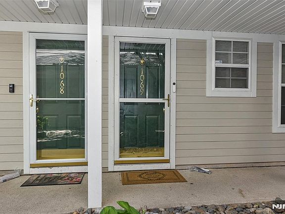 2nd image of 1069 Cambridge Ct