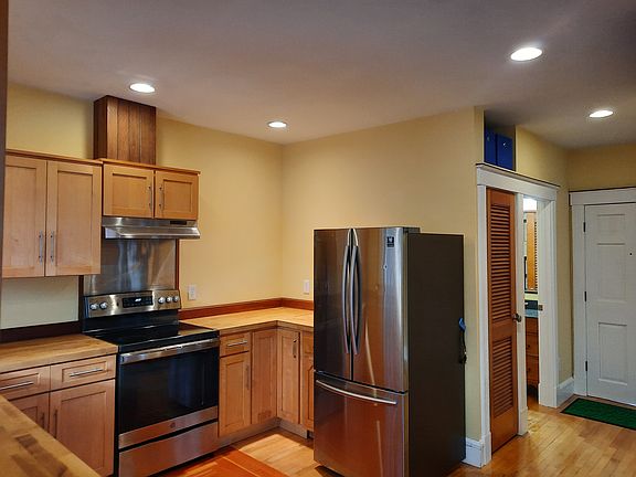 3rd image of 429 Montauk Ave #B