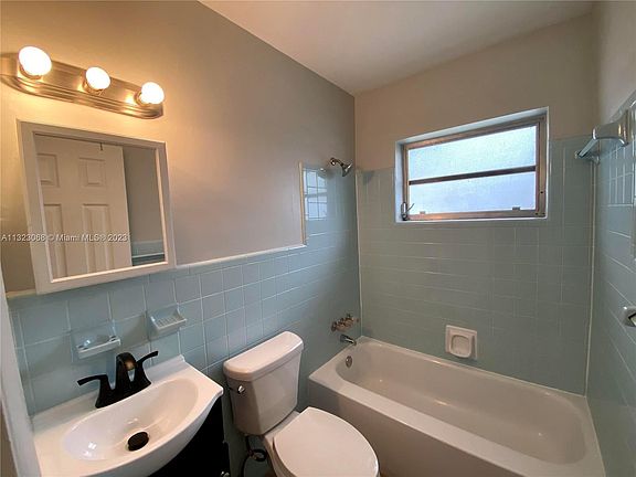 4th image of 2641 SW 13th Ave #1