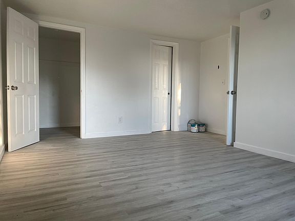 Large Bedroom w/2 closets