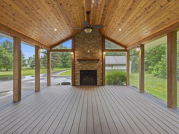 5th image of 4596 Lilac Ln N