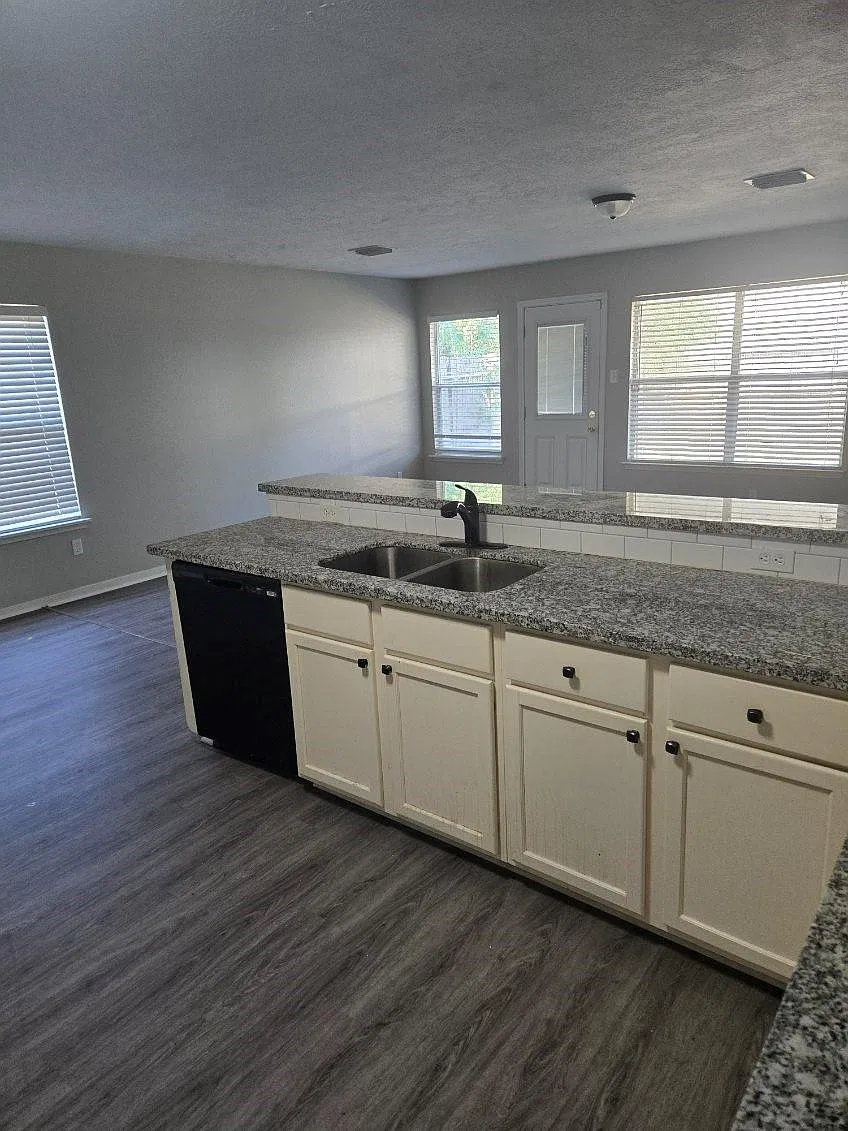 4 bed, 2.5 bath, 2650 sqft, $2,200 — Photo 4