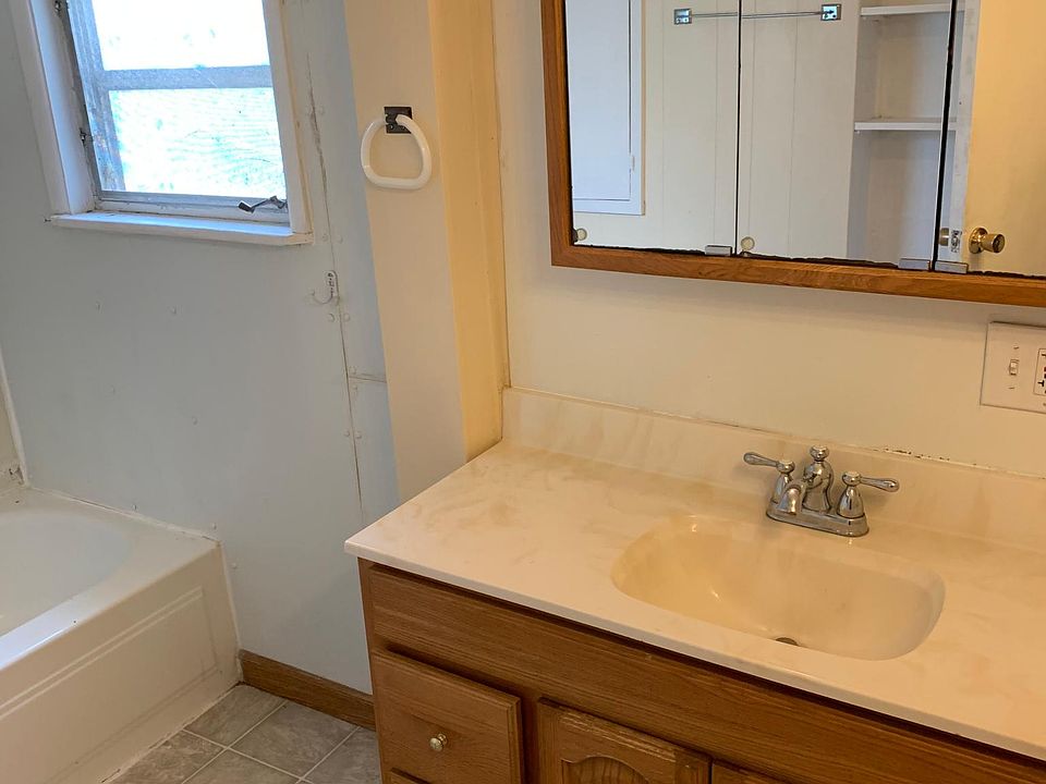 2nd image of 705 2nd St