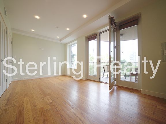 5th image of 27-04 Hoyt Ave S #Penthouse 2