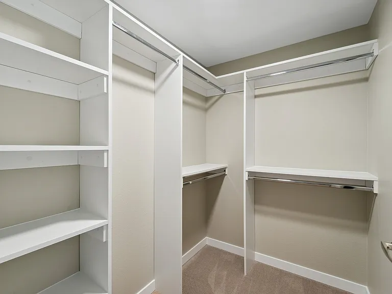 535_interior_closet