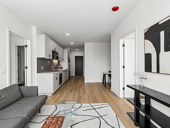 3rd image of 1100-15 W Grand Ave #511