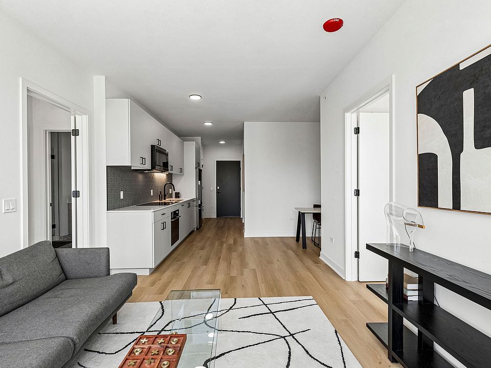 1st image of 1100-15 W Grand Ave #410
