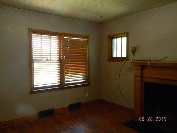 3rd image of 702 W 10th St