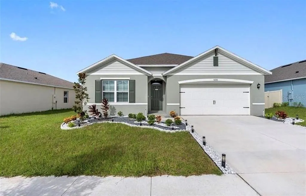 4 bed, 2.0 bath, 1867 sqft, $2,300 — Photo 1