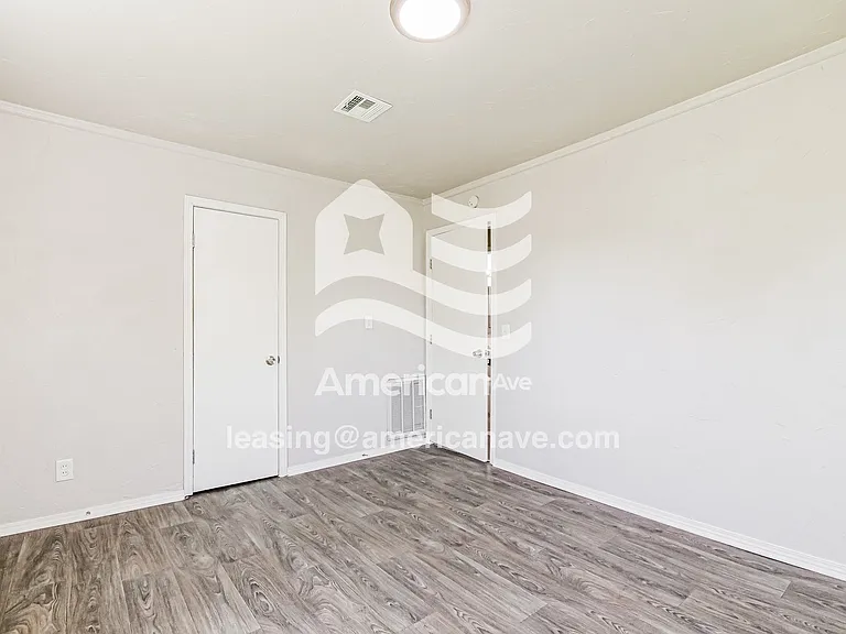 1073016_006_main_bedroom_7.jpg
