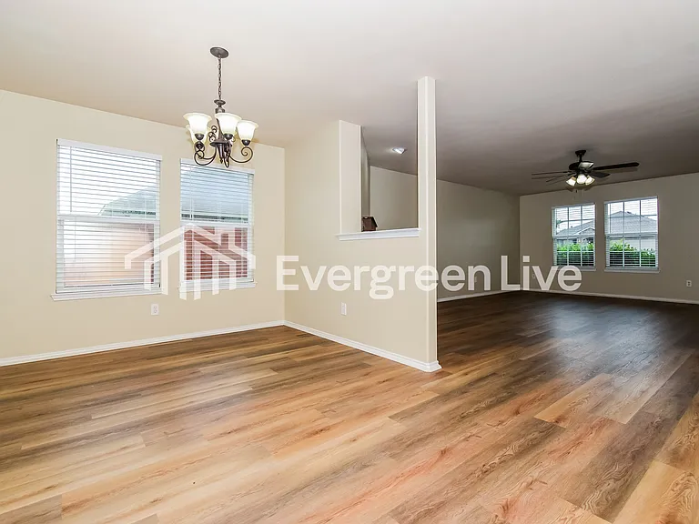 528 Silver Leaf Dr — Photo 4
