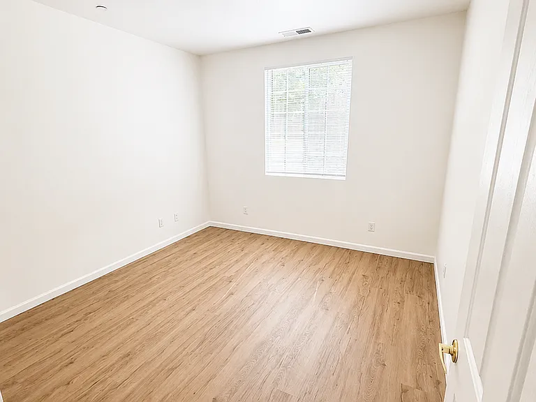Hartford Square Apartments — Photo 23