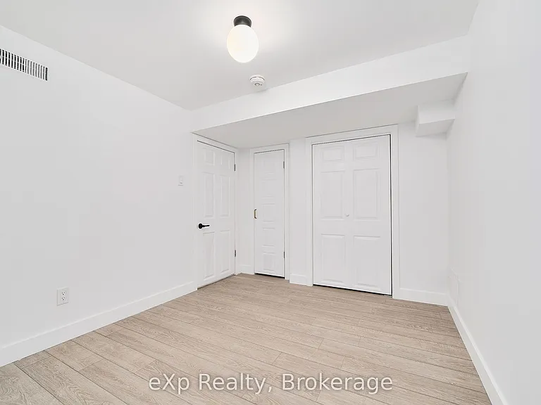 111 Riverside Dr N — Photo 29