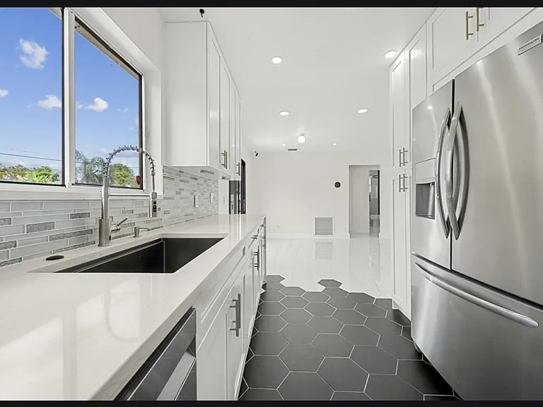 2216 SE Newcastle Ter — Photo 12