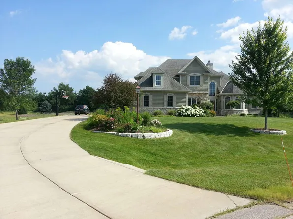 N33W33433 Hickory Ln, Nashotah, WI 53058