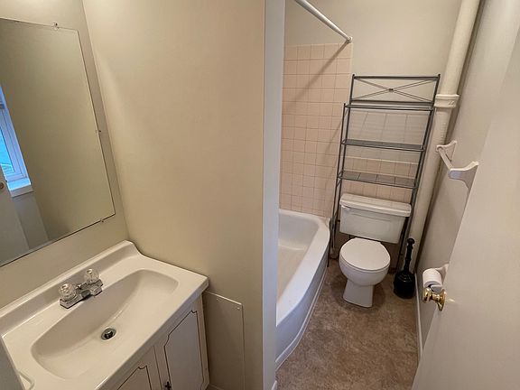 3rd image of 212 4th Ave NE #B