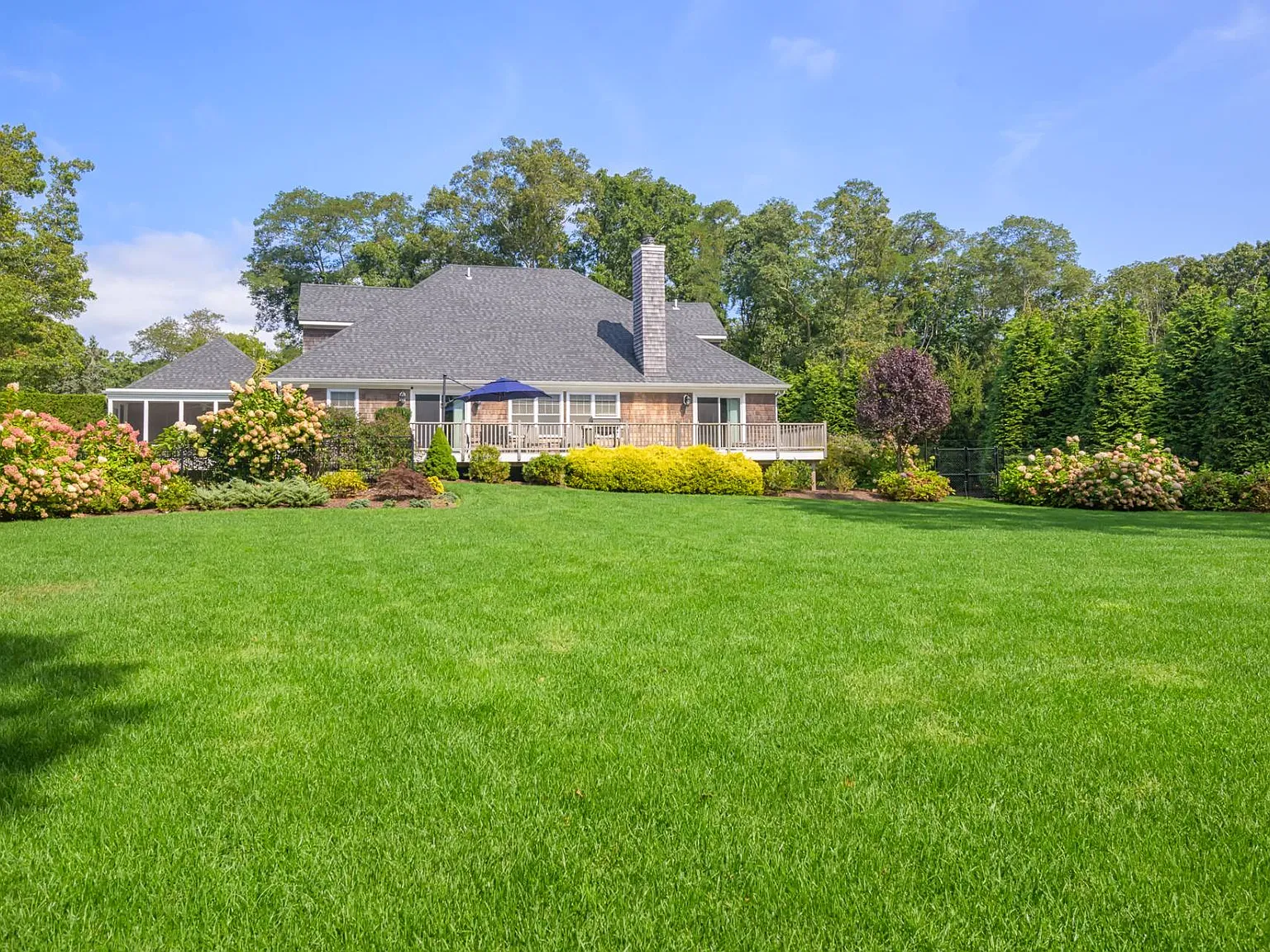 Quogue Village Sophisticated Chic Design — Photo 3