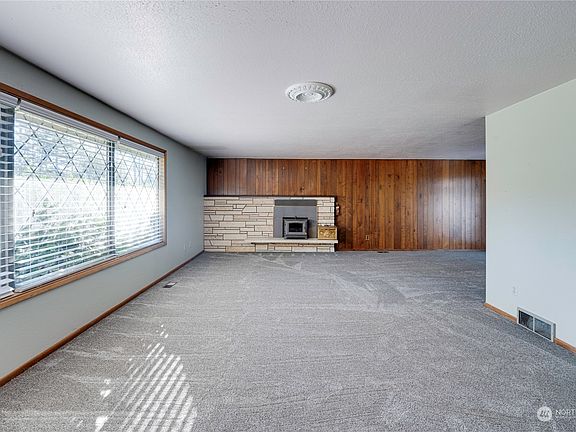 3rd image of 233 NE Regatta Drive