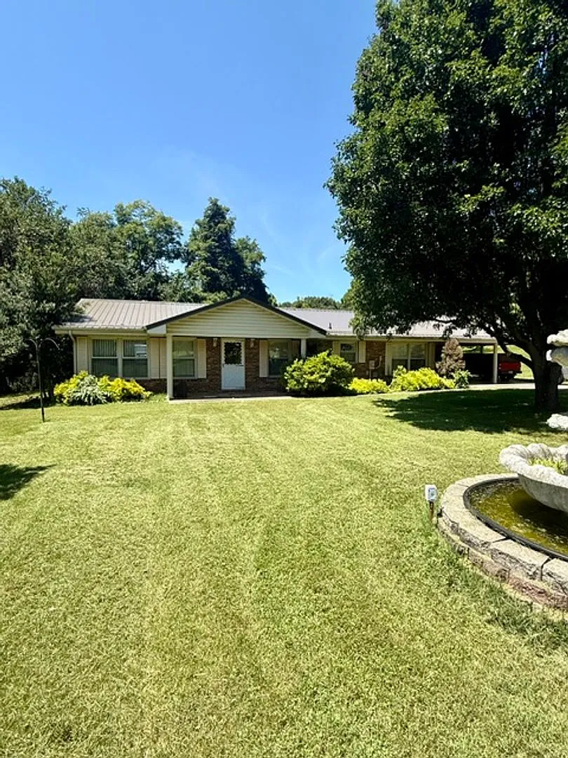 3 Bedroom 1 Full Bath 2 Half bath Brick house for Rent — Photo 1