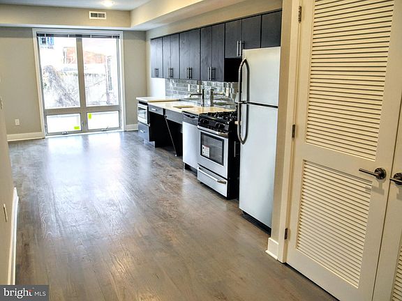 4th image of 1607 Catharine St APT 2E