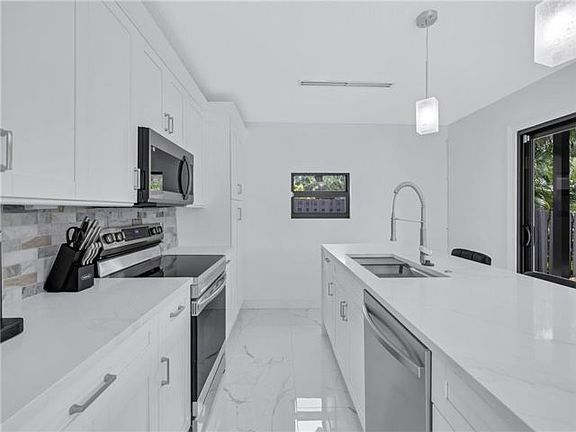 5th image of 1608 SW 5th Ct