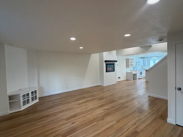 1050 NE Butler Market Rd APT 20, Bend, OR 97701