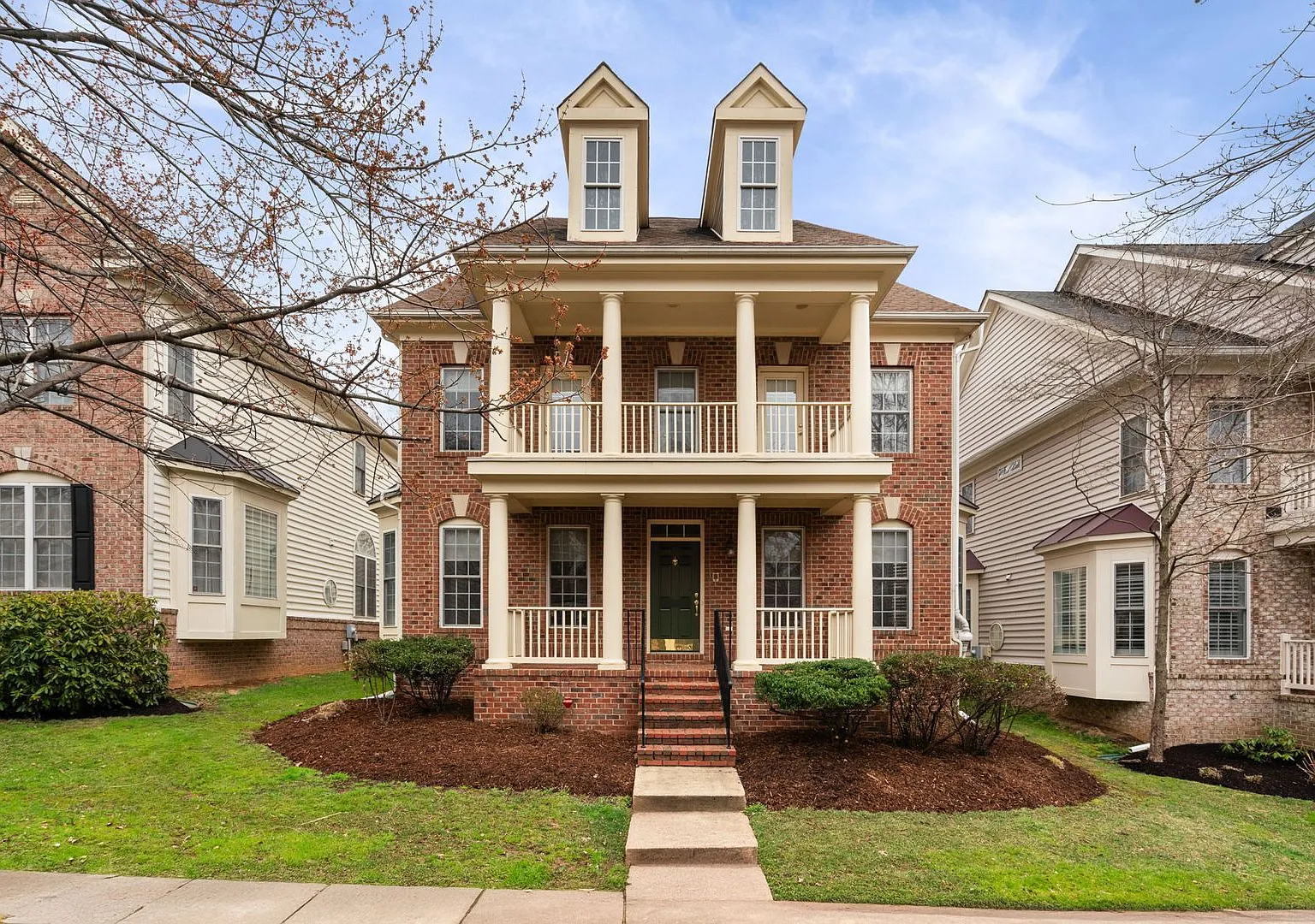 Stunning 4 level detached home close to the Mosaic District in Fairfax! — Photo 1