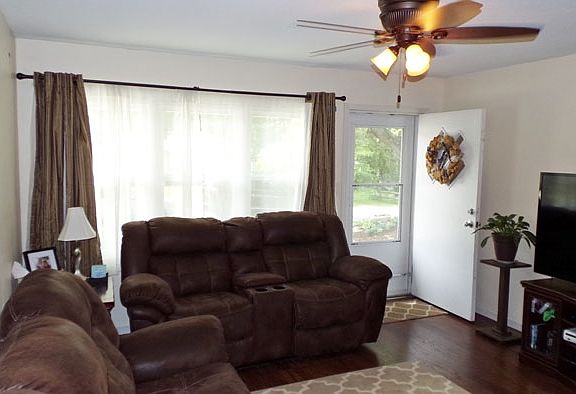 3rd image of 100 Meadowlark Ln
