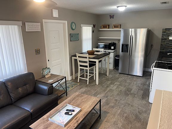 2nd image of 129 SE Paradise Point Rd APT 1