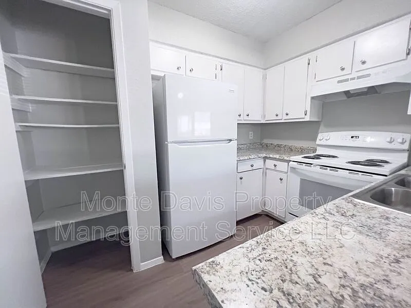 8907 Parkfield Dr — Photo 3