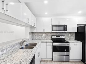 10145 NW 9th Street Cir, Miami, FL