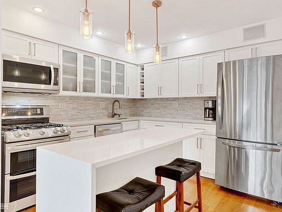 3rd image of 725 W Waveland Ave APT E