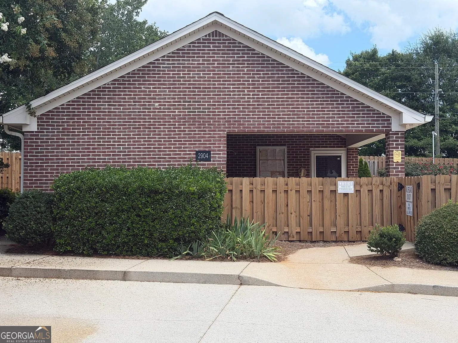 2 bed, 1.5 bath, 1005 sqft, $1,495 — Photo 2