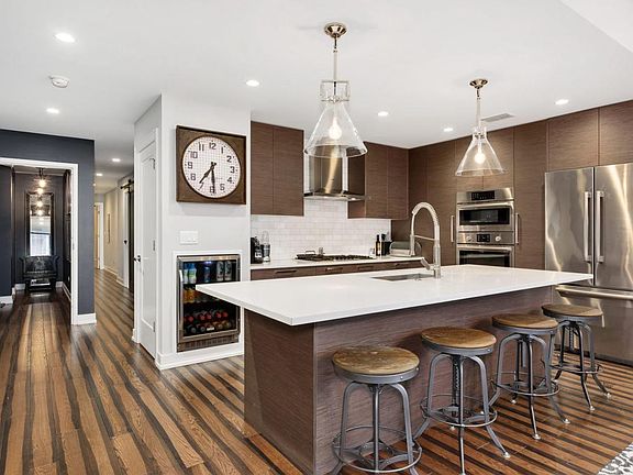 3rd image of 1018 N Larrabee St #3N