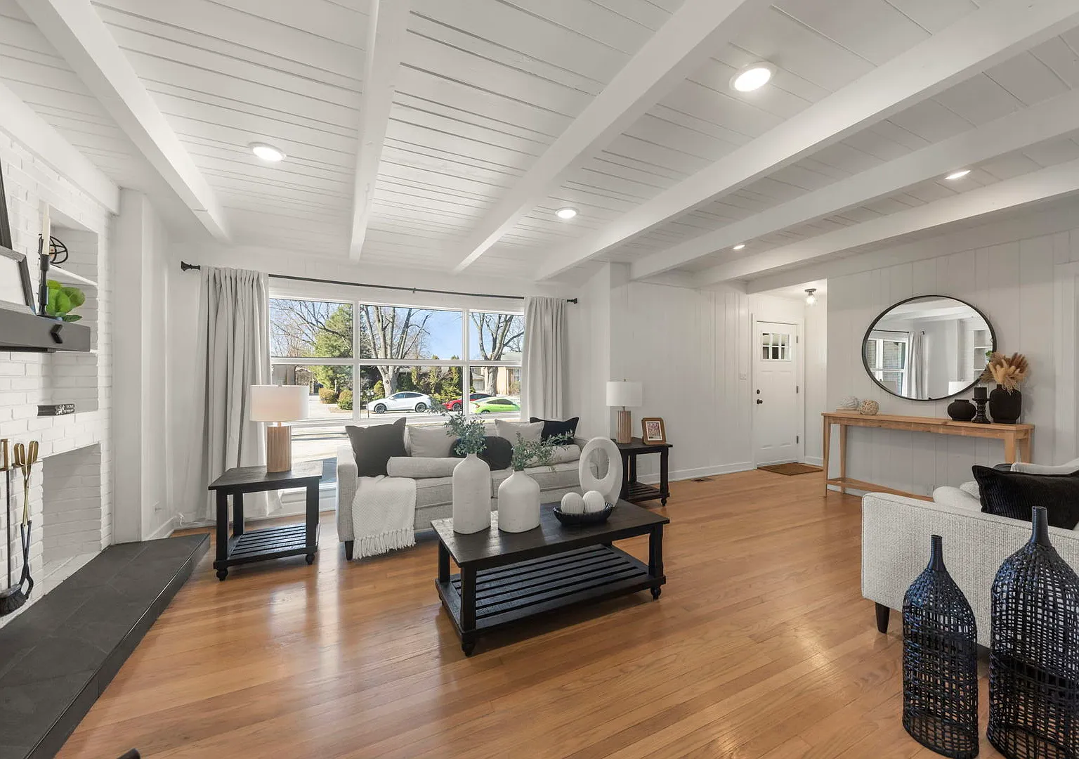 5 bed, 2.5 bath, 2200 sqft, $3,400 — Photo 3