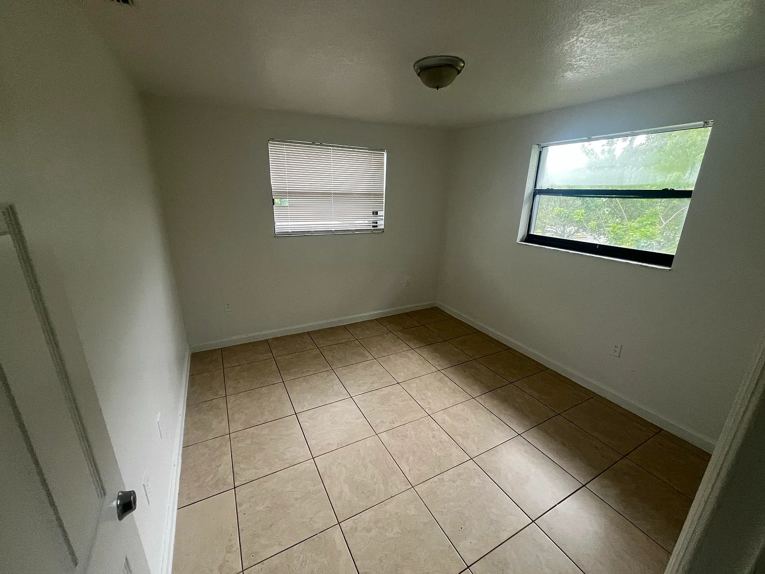 2 bed, 1.0 bath, 2592 sqft, $1,750 — Photo 3
