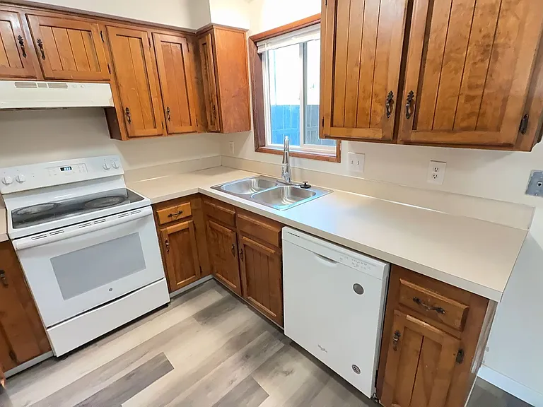 1175 Clearview Ave NE — Photo 5
