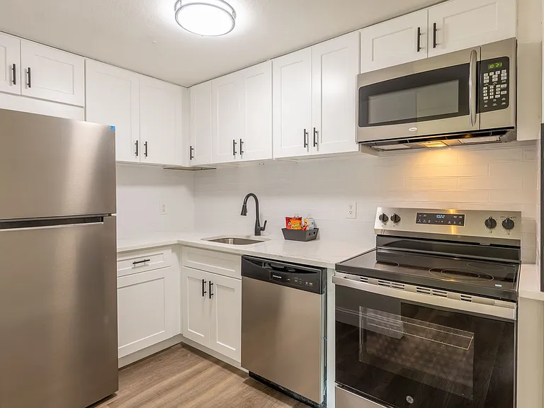 Country Club Apartments — Photo 16