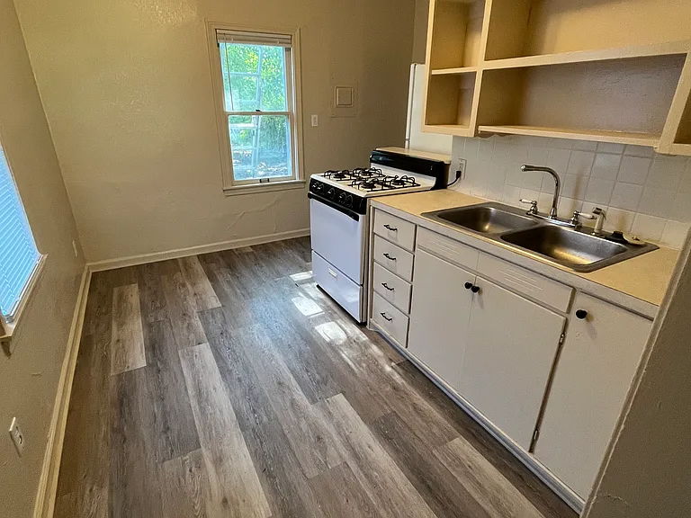 1011 S Lewis St — Photo 5