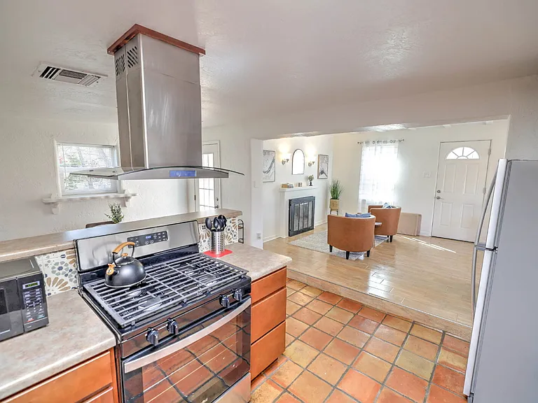 2805 E Lee St — Photo 6