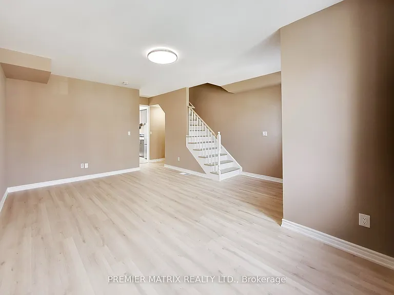 37 Shiff Cres — Photo 9