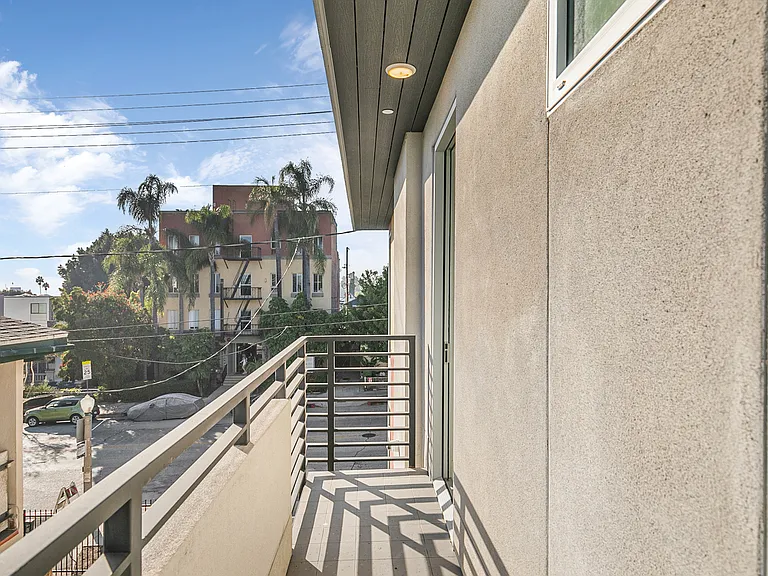 2000 N Beachwood Dr #101 — Photo 30