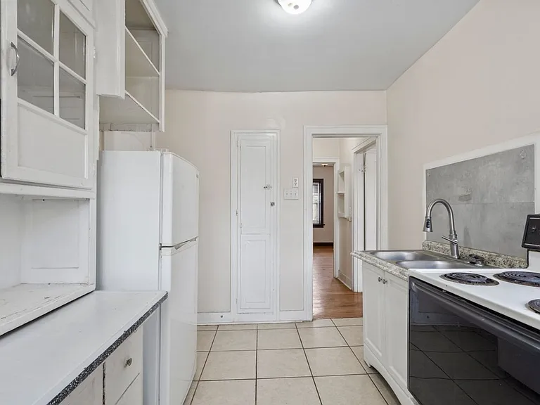 Upton Apartments — Photo 9
