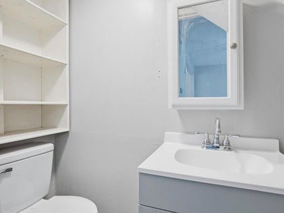 5th image of 305 Lake St APT 3