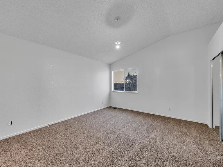 1620 Marinette Ct — Photo 9