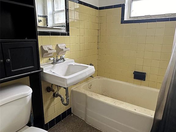 5th image of 1308 SW 23rd Avenue