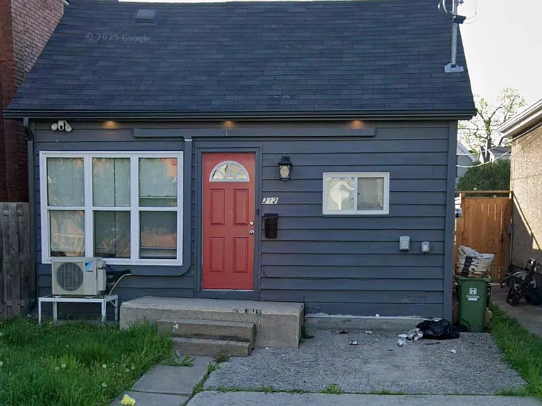 212 Rosslyn Ave N — Photo 1