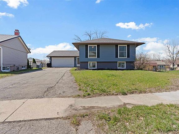 2nd image of 1633 Parkwood Ln NE