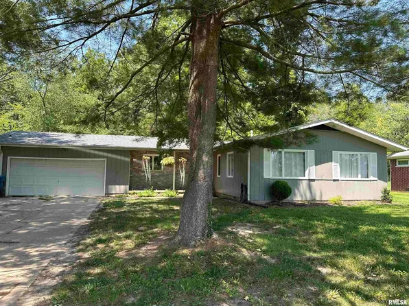 924 W Grand Ave, Carterville, IL 62918