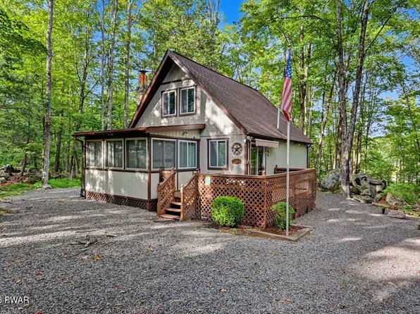 31 Elmwood Ct, Hawley, PA 18428